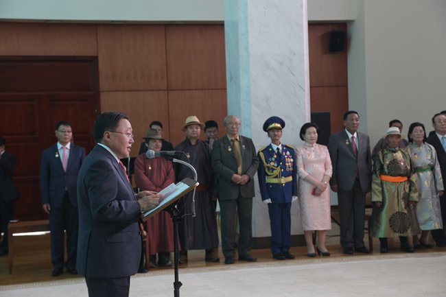 Дээд шүүхийн шүүгч О.Зандраа Монгол Улсын гавьяат хуульч цол хүртлээ