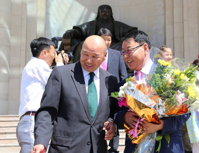 Дээд шүүхийн шүүгч О.Зандраа Монгол Улсын гавьяат хуульч цол хүртлээ