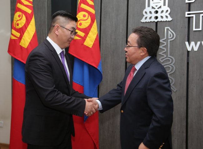 Монгол Улсын Ерөнхийлөгч шинээр томилогдсон шүүгчдэд үнэмлэх гардууллаа