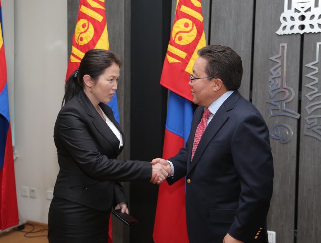 Монгол Улсын Ерөнхийлөгч шинээр томилогдсон шүүгчдэд үнэмлэх гардууллаа