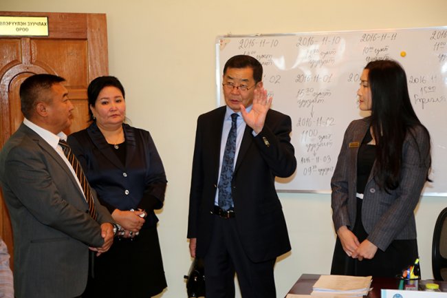 Зүүнхараачууд шүүхийн шинэтгэлд хуулийнхныг хуультай нь хамруулахыг захилаа