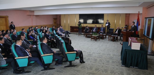 “Монгол Улсын шүүхийн сонгомол шийдвэрийн эмхэтгэл II боть” бүтээлийн нээлт боллоо “Монгол Улсын шүүхийн сонгомол шийдвэрийн эмхэтгэл II боть” бүтээлийн нээлт боллоо