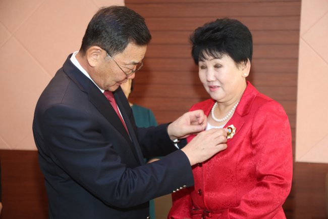 “Хөдөлмөрийн гавьяаны улаан тугийн одон”-гоор шагнууллаа “Хөдөлмөрийн гавьяаны улаан тугийн одон”-гоор шагнууллаа