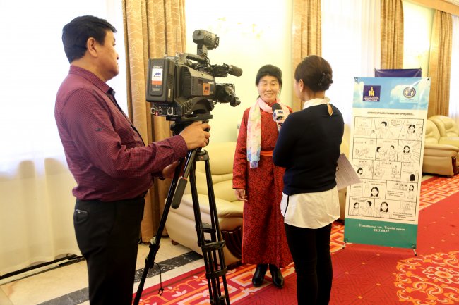 Шүүхийн иргэдийн төлөөлөгчид ярьж байна