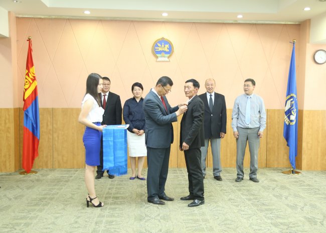 Төрийн дээд одон, медаль гардууллаа