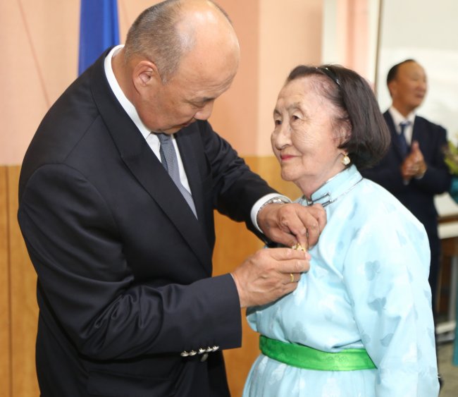 Төрийн дээд одон, медаль гардуулах ёслол боллоо Төрийн дээд одон, медаль гардуулах ёслол боллоо