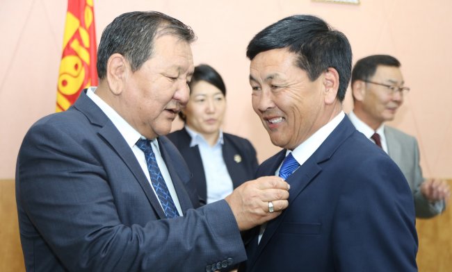 Төрийн дээд одон, медаль гардуулах ёслол боллоо