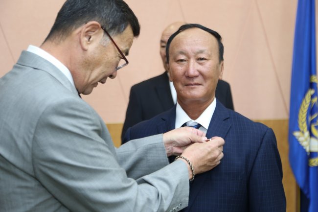 Төрийн дээд одон, медаль гардуулах ёслол боллоо