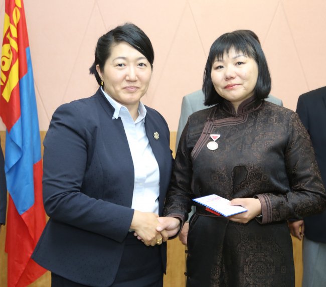 Төрийн дээд одон, медаль гардуулах ёслол боллоо