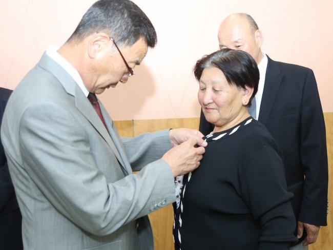 Төрийн дээд одон, медаль гардуулах ёслол боллоо