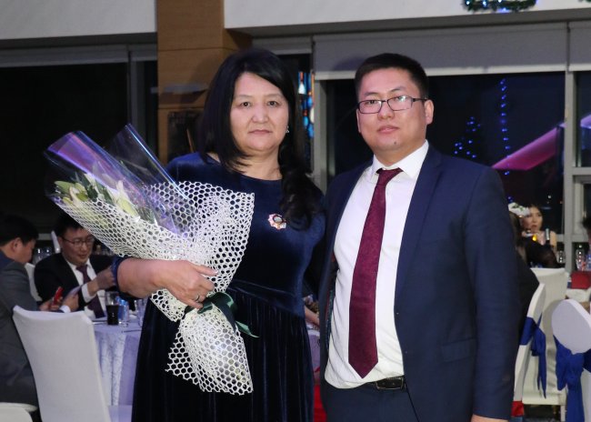 Төрийн дээд одон медаль гардууллаа Төрийн дээд одон медаль гардууллаа