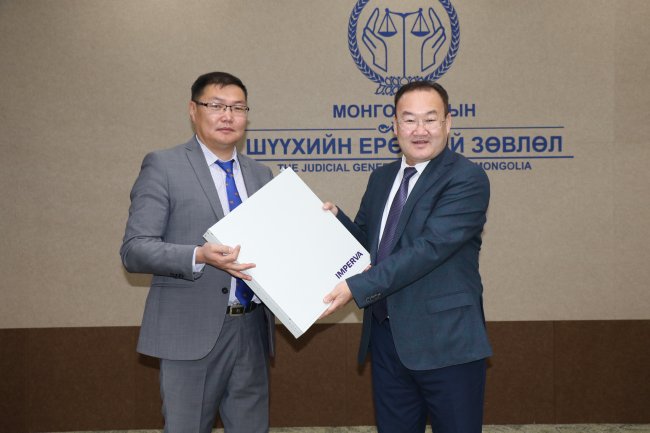 Монголын шүүхэд 1.5 тэрбум төгрөгийн үнэ бүхий төхөөрөмж хүлээлгэж өглөө